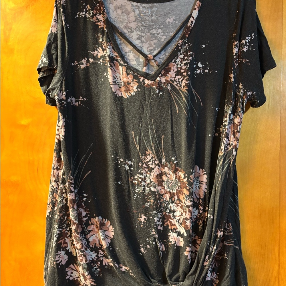 Chic Floral V-Neck Short Sleeve Top